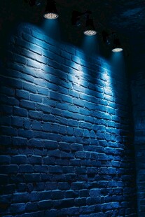 蓝色砖墙射灯营造独特氛围