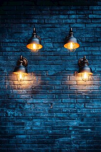 复古壁灯点亮蓝色砖墙