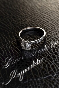 璀璨钻戒闪耀于黑色皮革