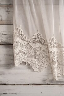 蕾丝装饰的白色轻柔窗帘
