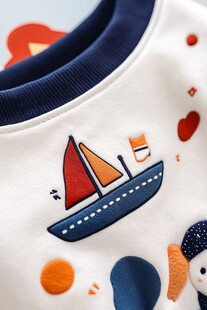 儿童服饰上的帆船图案装饰