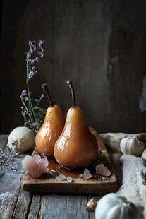 焦糖梨摆放在古朴木板上