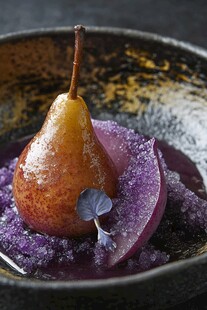 紫晶糖渍梨的精致摆盘