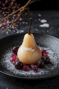糖霜梨配莓果精致甜点