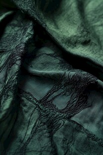 深绿色褶皱刺绣织物纹理