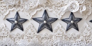 蕾丝上的三颗精致星星