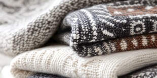 堆叠的多彩针织毛衣