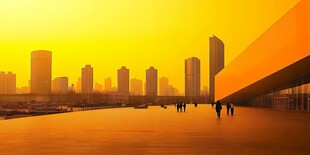 黄昏下的城市漫步场景