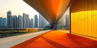 城市中亮眼的橙色建筑步道