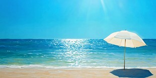 海边遮阳伞下的惬意时光