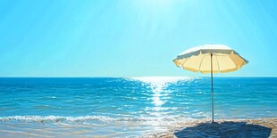 海滩遮阳伞下的惬意时光