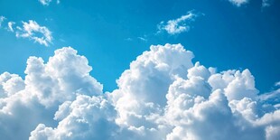 蓝天中的蓬松白云