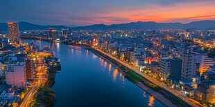 黄昏下城市河畔美丽夜景