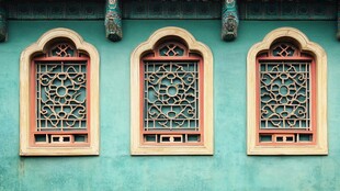 中式绿墙三扇雕花窗棂