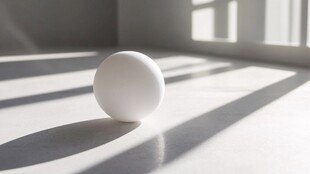 白色圆球于光影交错处