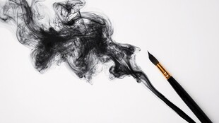 水墨毛笔展现灵动墨韵