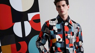 男士身着几何图案时尚衬衫