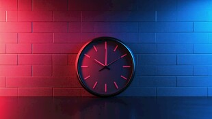 红蓝光影下的个性时钟