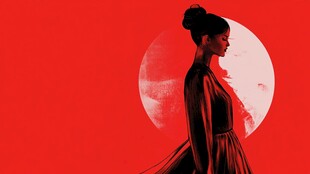 月下红衣女子的优雅侧影