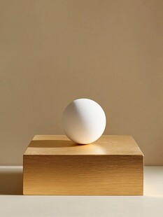 木台上的白色圆球