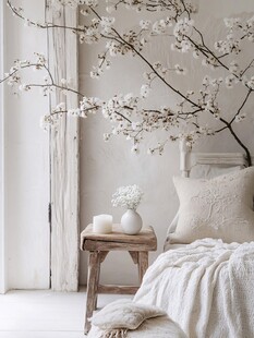 卧室里的春日浪漫花卉装饰