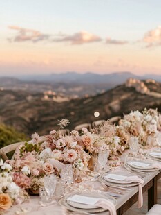 浪漫户外婚礼餐桌布置