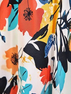 多彩花卉图案布料细节