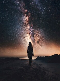 女子漫步于璀璨星空下