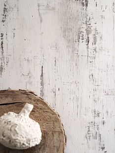 白色木质背景上的石膏摆件