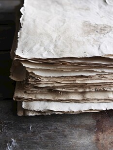 陈旧泛黄的古老纸张堆叠