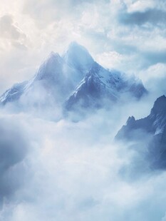 云雾缭绕的壮丽雪山