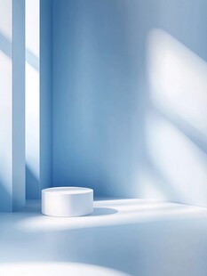 简约蓝调空间中的白色圆台