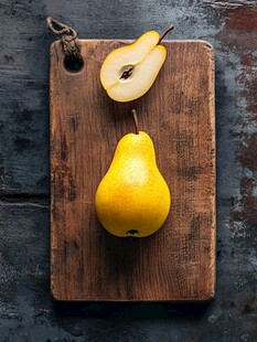 木砧板上的黄梨与半颗梨