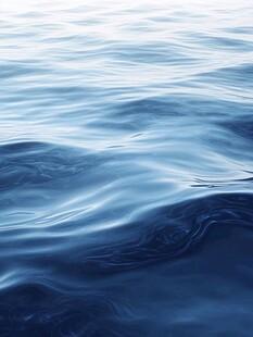 静谧蓝色海面波纹