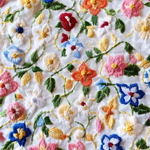 多彩花卉刺绣图案细节