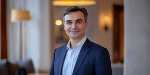 商务男士自信微笑肖像