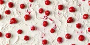 草莓点缀在奶油之上