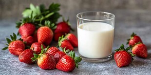 一杯牛奶与新鲜草莓组合
