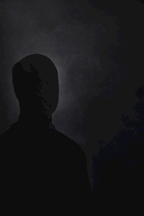 黑暗中的人物剪影