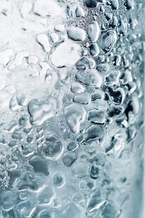 玻璃杯上晶莹的水珠