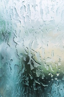 玻璃上的雨滴朦胧景致