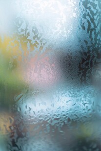 水滴覆盖的模糊玻璃画面