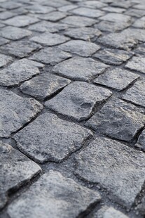 石块铺就的古朴路面