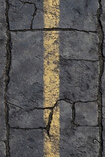 路面裂缝与黄色标线特写