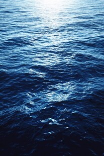 阳光下的蓝色海洋波纹