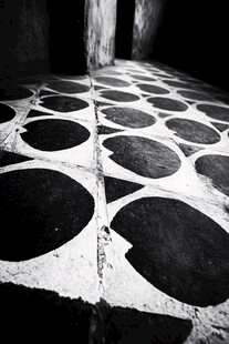 黑白几何图案地面特写