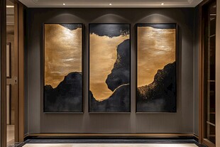 奢华玄关处的三联抽象挂画