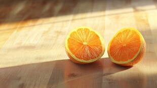 阳光下的两半新鲜橙子