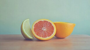 三种柑橘类水果摆拍