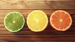 三片柑橘类水果切片